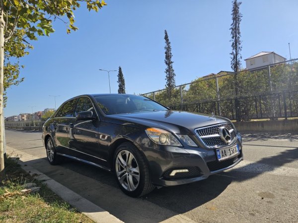 Tirane, shitet makine Mercedes Nafte, gri e erret automatik Klima 260.000 km 7.500 €