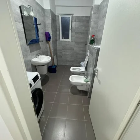 Tirane, jepet me qera apartament 1+1 Kati 2, 68 m² 568 € (Rruga Erzen Lita)