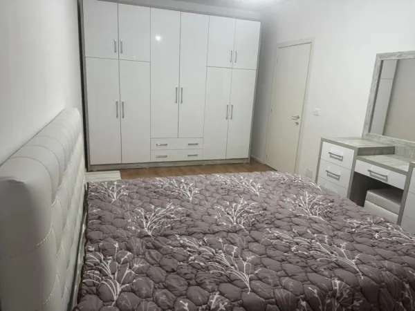 Tirane, jepet me qera apartament 1+1 Kati 2, 68 m² 568 € (Rruga Erzen Lita)