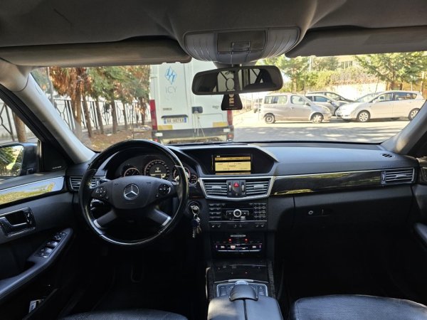 Tirane, shitet makine Mercedes Nafte, gri e erret automatik Klima 260.000 km 7.500 €