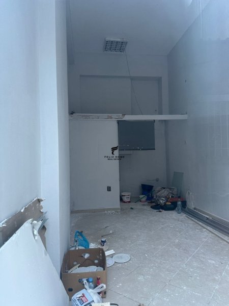 Tirane, jepet me qera Kati 0, 20 m² 300 € (MYSLYM SHYRI)