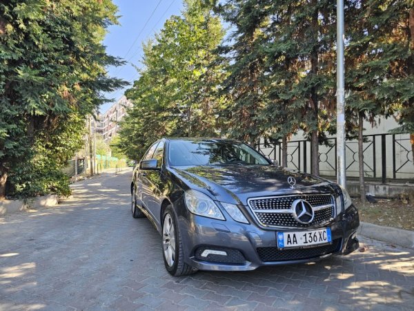 Tirane, shitet makine Mercedes Nafte, gri e erret automatik Klima 260.000 km 7.500 €