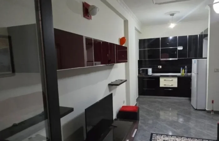 Tirane, jepet me qera apartament 1+1 Kati 4, 65 m² 500 € (LIQENI ARTIFICIAL)