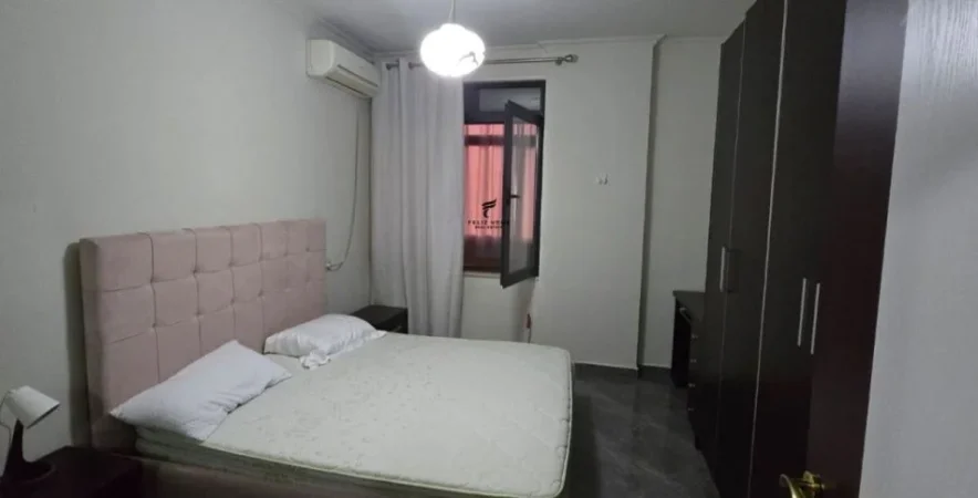 Tirane, jepet me qera apartament 1+1 Kati 4, 65 m² 500 € (LIQENI ARTIFICIAL)