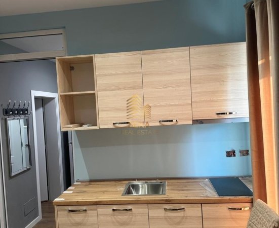 Tirane, jepet me qera apartament 1+1+Ballkon Kati 4, 65 m² 500 € (Pazari i Ri)