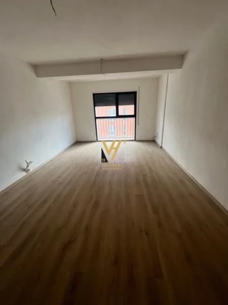 Tirane, jepet me qera zyre Kati 6, 100 m² 690 € (BULEVARDI I RI)