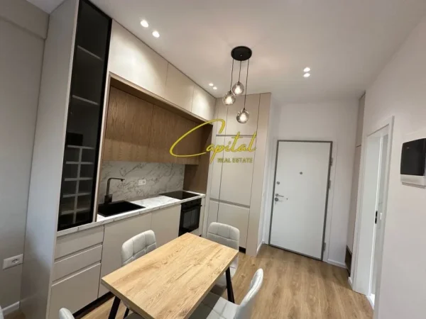 Tirane, jepet me qera apartament 1+1 Kati 8, 55 m² 520 € (ALI DEMI)