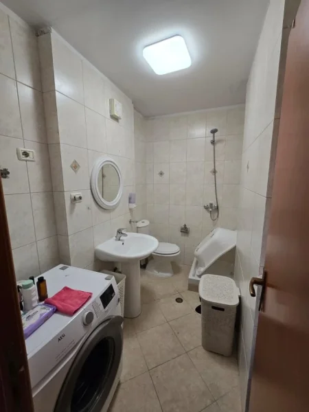 Tirane, jepet me qera apartament 2+1+Ballkon Kati 3, 100 m² 800 € (Rruga e Kosovarëve)