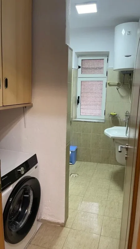 Tirane, jepet me qera apartament 1+1 , 65 m² 440 € (MYSLYM SHYRI)