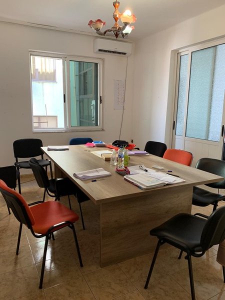 Tirane, jepet me qera zyre Kati 4, 75 m² 500 € (Kryqzimi 21 Dhjetorit)