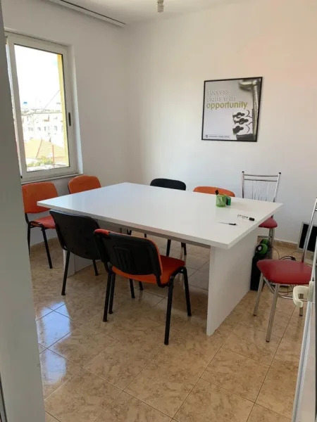 Tirane, jepet me qera zyre Kati 4, 75 m² 500 € (Kryqzimi 21 Dhjetorit)