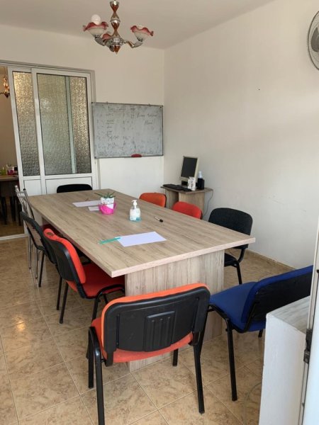 Tirane, jepet me qera zyre Kati 4, 75 m² 500 € (Kryqzimi 21 Dhjetorit)