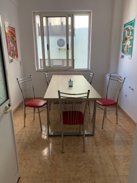 Tirane, jepet me qera zyre Kati 4, 75 m² 500 € (Kryqzimi 21 Dhjetorit)