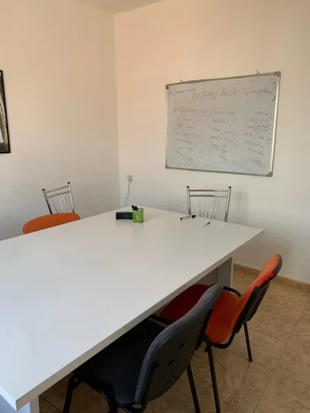 Tirane, jepet me qera zyre Kati 4, 75 m² 500 € (Kryqzimi 21 Dhjetorit)