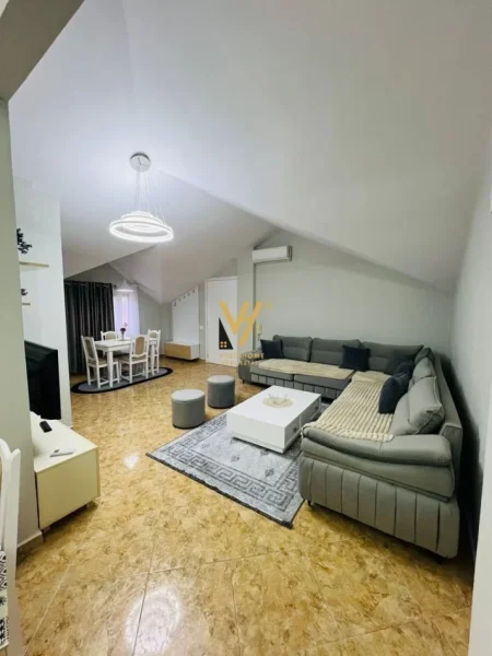 Tirane, jepet me qera apartament 2+1+Ballkon Kati 4, 90 m² 700 € (ISH PARKU)