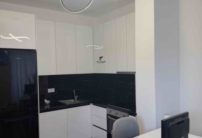 Tirane, jepet me qera apartament 1+1 Kati 4, 65 m² 650 € (stacioni i trenit)