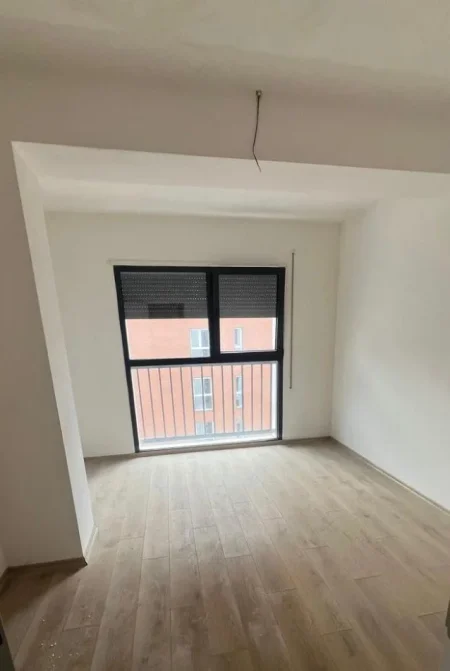 Tirane, jepet me qera ambjent biznesi Kati 6, 100 m² 690 € (Bulevardi i Ri)