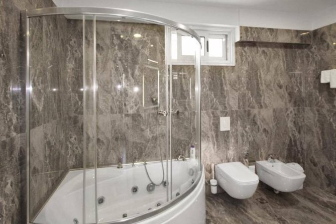 Tirane, shitet hotel , 330 m² 2.000.000 € (9 KATESHET)