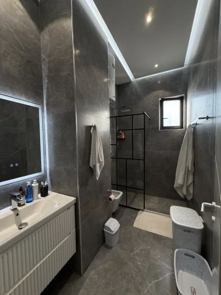 Tirane, shitet 2+1 Kati 5, 250 m² 300.000 € (FRESKU)