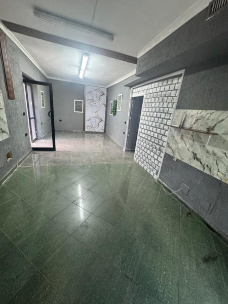 Tirane, jepet me qera ambjent biznesi Kati 0, 62 m² 600 € (Prane Kryqezimit te 21 Dhjetori)