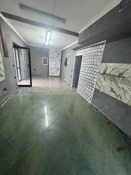 Tirane, jepet me qera ambjent biznesi Kati 0, 62 m² 600 € (Prane Kryqezimit te 21 Dhjetori)
