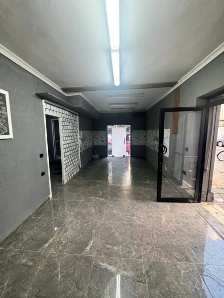 Tirane, jepet me qera ambjent biznesi Kati 0, 62 m² 600 € (Prane Kryqezimit te 21 Dhjetori)