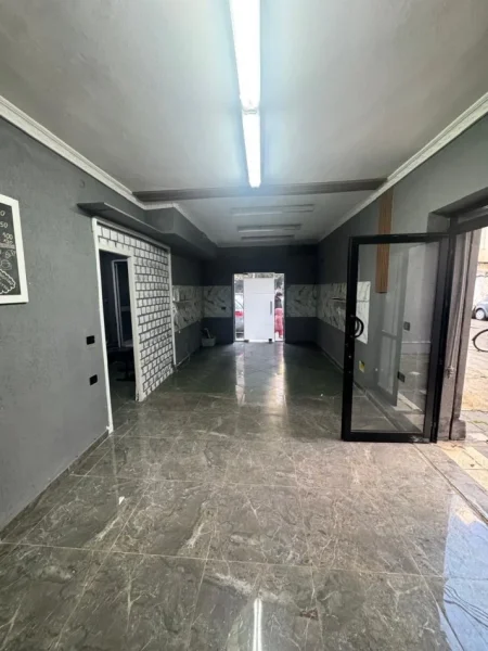 Tirane, jepet me qera ambjent biznesi Kati 0, 62 m² 600 € (Prane Kryqezimit te 21 Dhjetori)