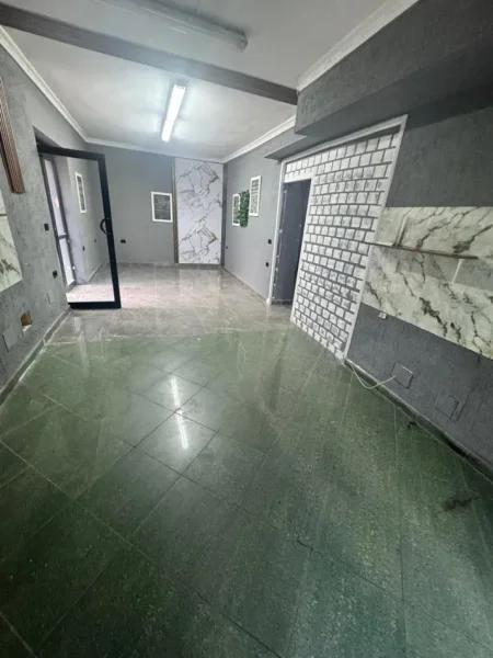 Tirane, jepet me qera ambjent biznesi Kati 0, 62 m² 600 € (Prane Kryqezimit te 21 Dhjetori)