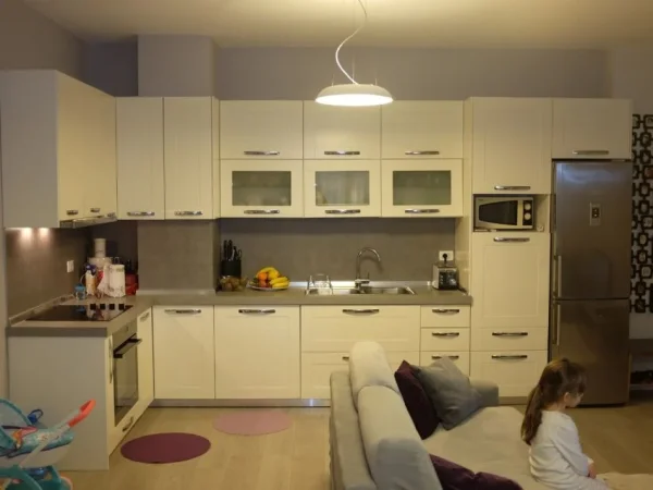 Tirane, jepet me qera apartament 1+1 , 71 m² 600 € (jordan misja)