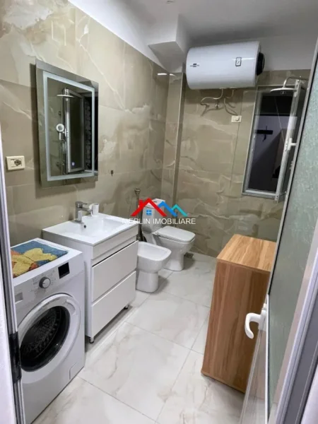Tirane, jepet me qera apartament 1+1+Ballkon Kati 4, 55 m² 518 € (RRUGA E DURRESIT)