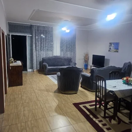 Tirane, jepet me qera apartament 2+1 , 95 m² 350 € (sauk)