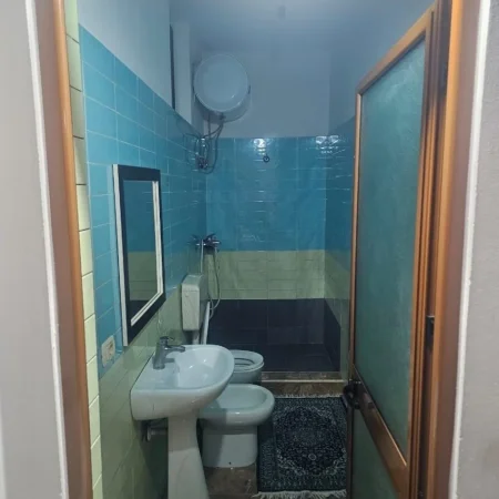 Tirane, jepet me qera apartament 2+1 , 95 m² 350 € (sauk)