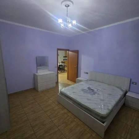 Tirane, jepet me qera apartament 2+1 , 95 m² 350 € (sauk)