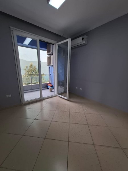 Tirane, jepet me qera apartament 2+1+Ballkon Kati 1, 97 m² 70.000 € (Perballe parlamentit, perballe Toptanit)