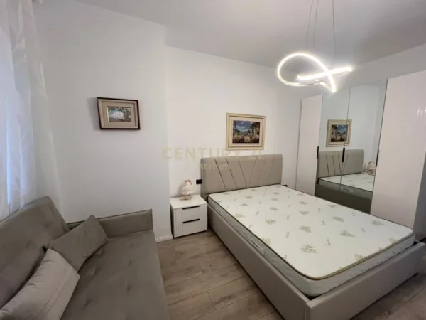 Tirane, jepet me qera apartament 1+1+Ballkon Kati 9, 70 m² 750 € (ish ekspozita)