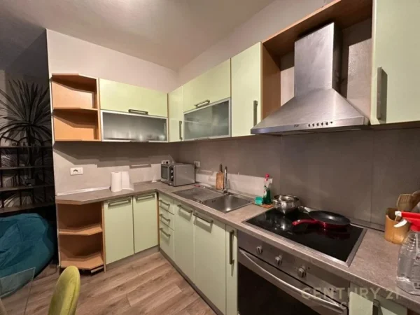 Tirane, jepet me qera apartament 2+1 , 800 € (Rruga Kosovareve)