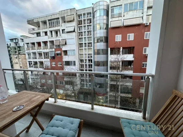 Tirane, jepet me qera apartament 2+1 , 800 € (Rruga Kosovareve)