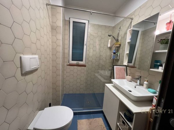 Tirane, jepet me qera apartament 1+1+Ballkon Kati 2, 65 m² 700 € (kodra e diellit)