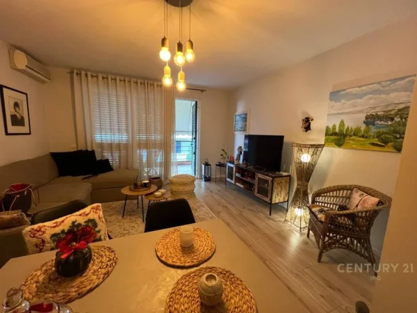 Tirane, jepet me qera apartament 1+1+Ballkon Kati 2, 65 m² 700 € (kodra e diellit)