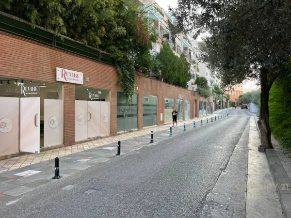 Tirane, jepet me qera apartament 1+1+Ballkon Kati 2, 65 m² 700 € (kodra e diellit)