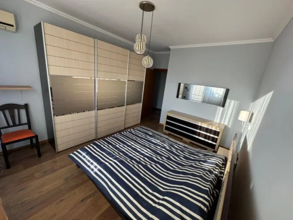 Tirane, jepet me qera apartament 2+1+Ballkon Kati 8, 100 m² 800 € (Tek selvia)