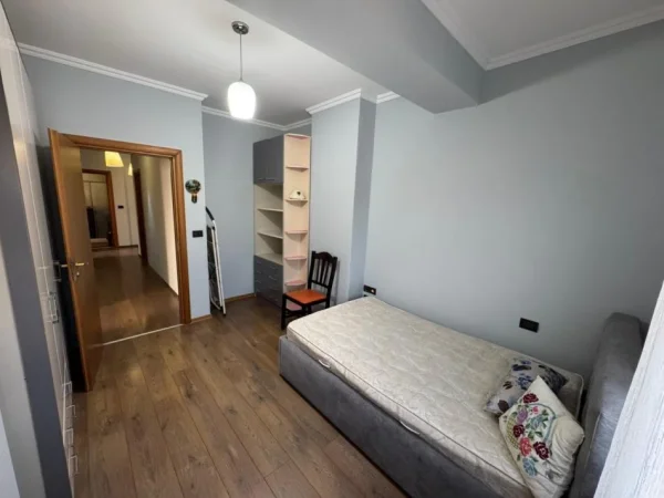 Tirane, jepet me qera apartament 2+1+Ballkon Kati 8, 100 m² 800 € (Tek selvia)