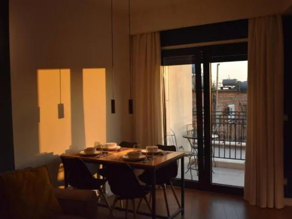 Tirane, shes apartament 1+1+Ballkon Kati 4, 66 m² (Bulevardi Ri)