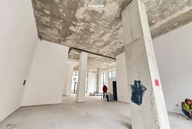 Tirane, jepet me qera dyqan Kati 0, 200 m² 4.500 € (Rruga e Barrikadave)