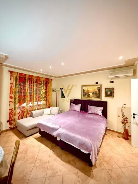 Tirane, jepet me qera apartament 1+1+Ballkon Kati 7, 35 m² 550 € (QENDER)