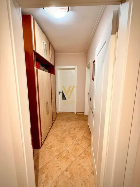 Tirane, jepet me qera apartament 1+1+Ballkon Kati 7, 35 m² 550 € (QENDER)