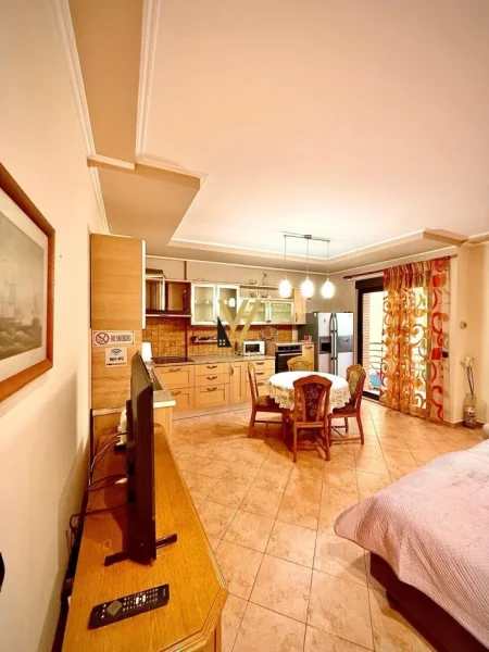 Tirane, jepet me qera apartament 1+1+Ballkon Kati 7, 35 m² 550 € (QENDER)