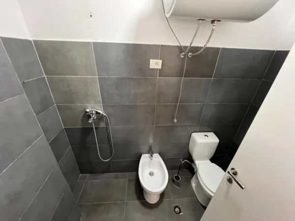 Tirane, jepet me qera zyre Kati 2, 32 m² 550 € (myslym shyr)