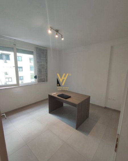 Tirane, jepet me qera zyre Kati 4, 80 m² 600 € (MYSLYM SHYRI)