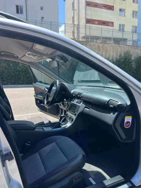 Kukes, shitet makine me portobagazh Mercedes Benz Nafte, gri metalizato automatik Klima 300 km 4.000 €